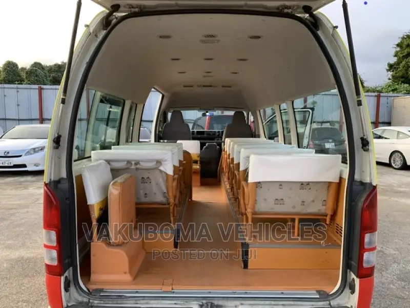 Toyota HiAce 2010 Yellow