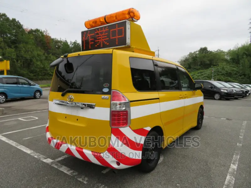 Toyota Noah 2010 Yellow