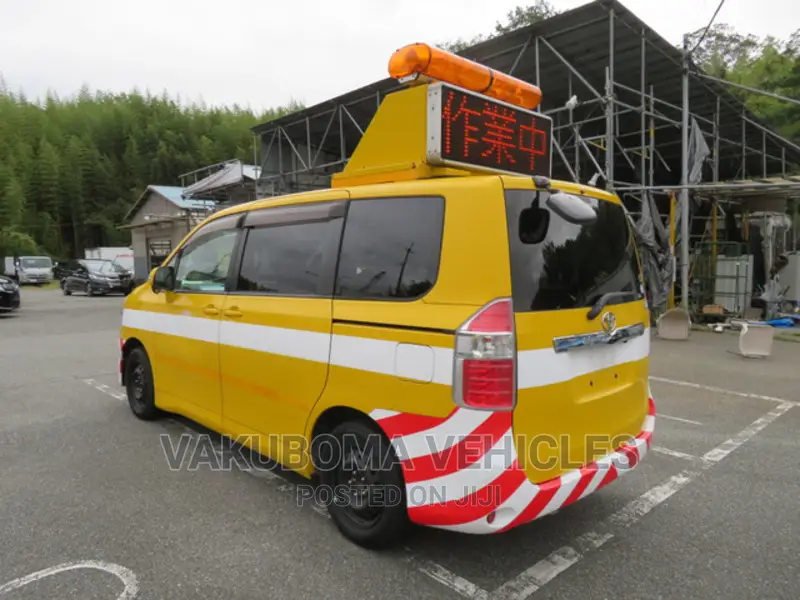 Toyota Noah 2010 Yellow