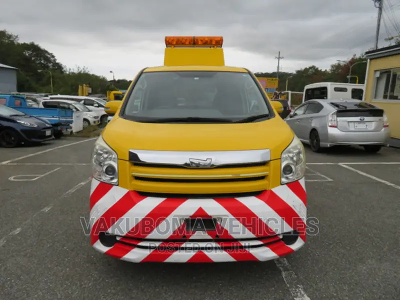 Toyota Noah 2010 Yellow