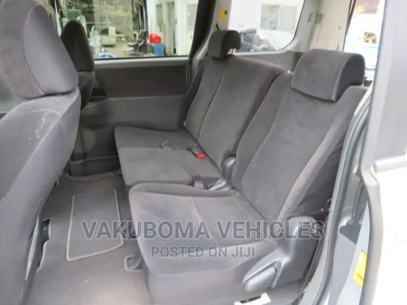 Toyota Noah 2010 Yellow