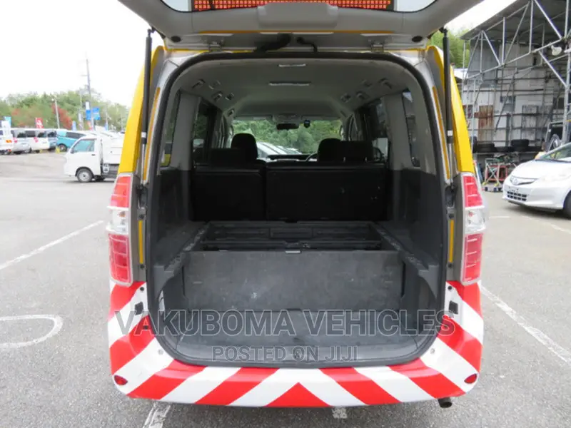 Toyota Noah 2010 Yellow