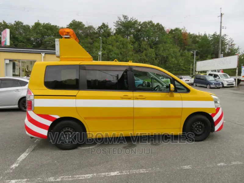 Toyota Noah 2010 Yellow