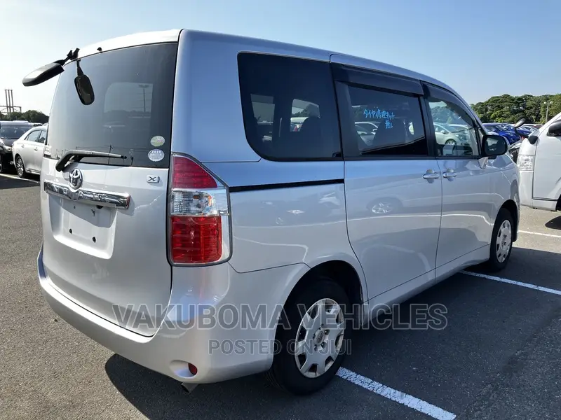 Toyota Noah 2007 Silver