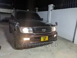 Toyota Land Cruiser HDJ 100 2000 Brown