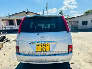 Toyota ISIS 1.8 L 2005 Silver