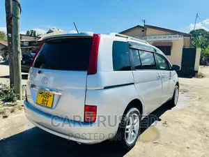 Toyota ISIS 1.8 L 2005 Silver
