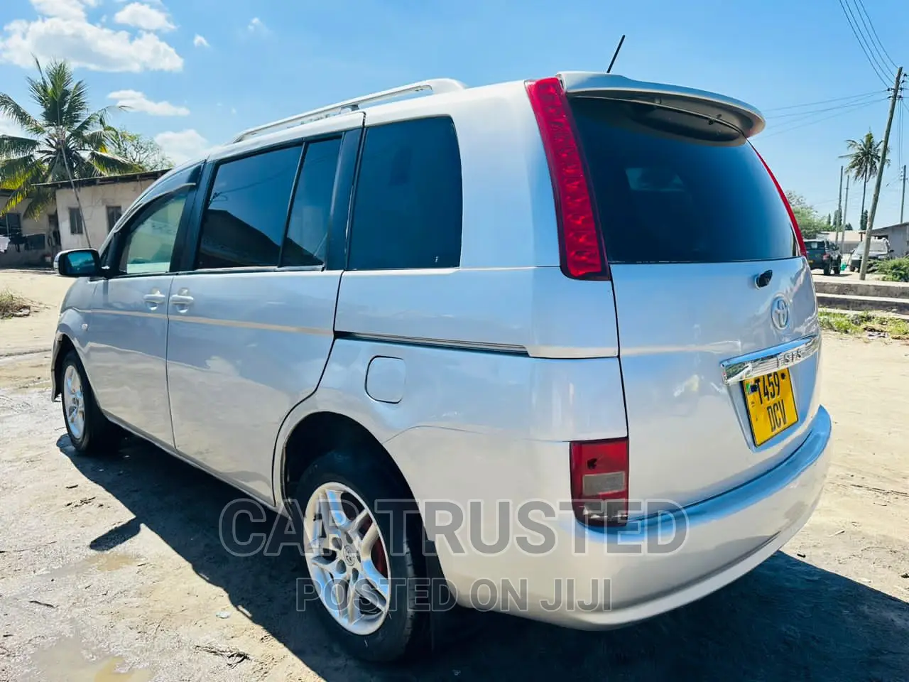 Toyota ISIS 1.8 L 2005 Silver