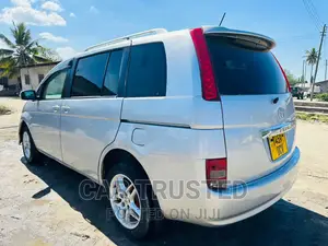 Toyota ISIS 1.8 L 2005 Silver