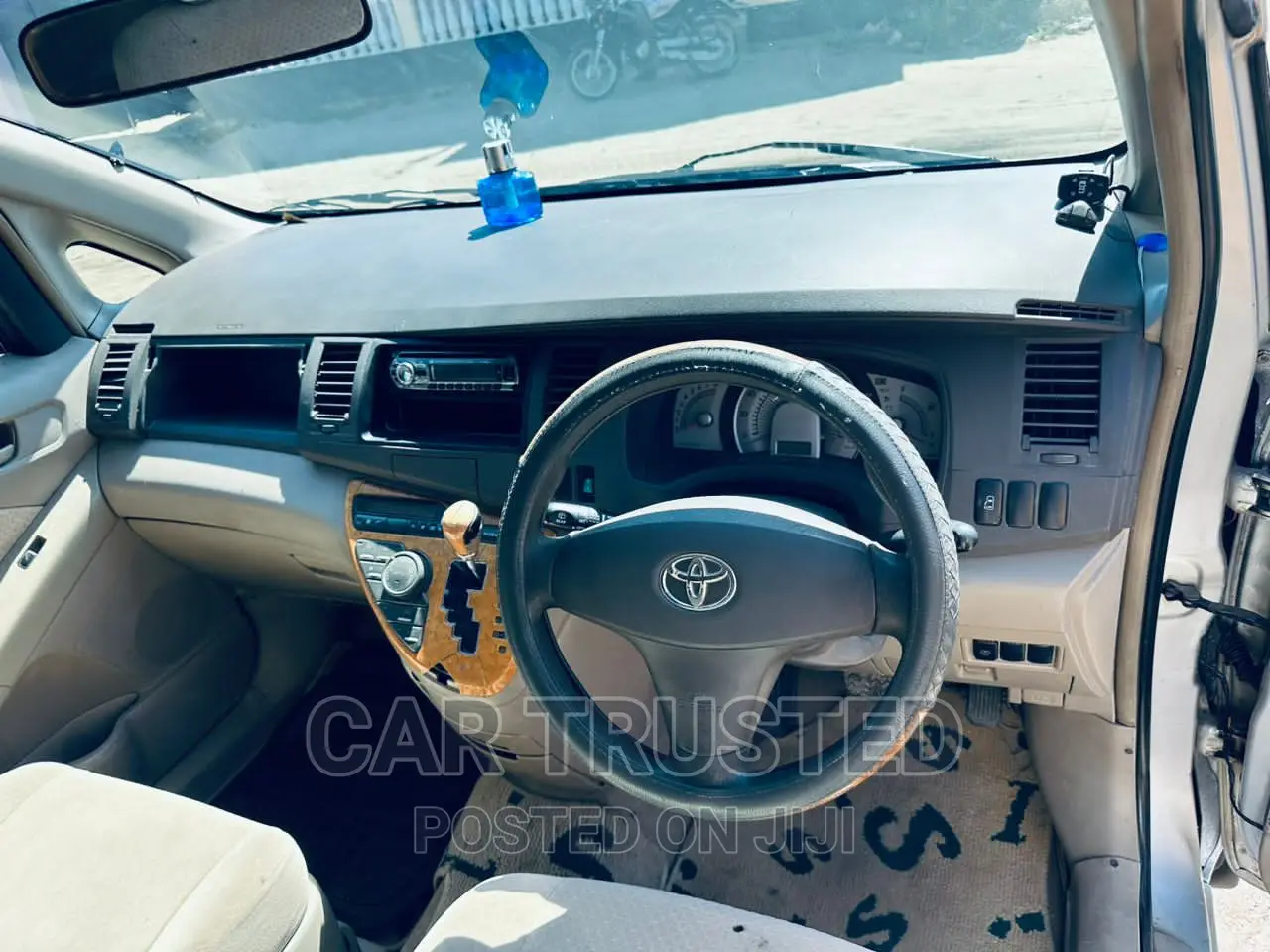 Toyota ISIS 1.8 L 2005 Silver
