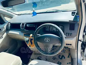 Toyota ISIS 1.8 L 2005 Silver