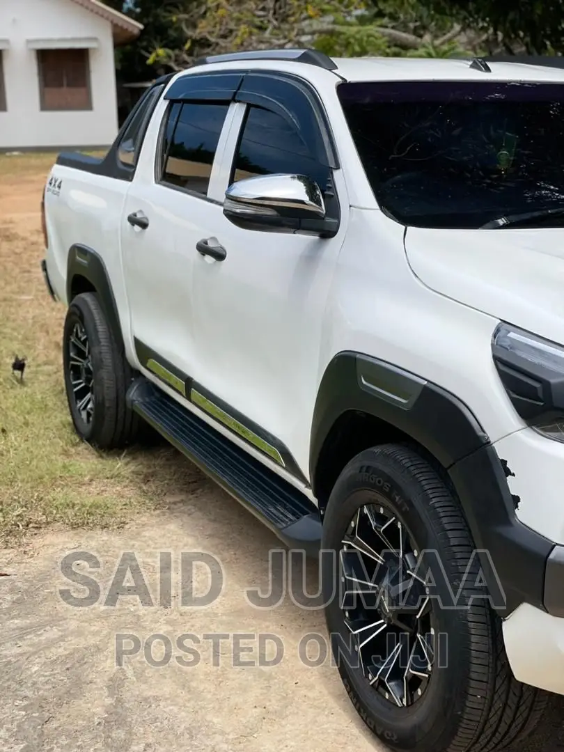 Toyota Hilux Rogue 4x4 2018 Pearl
