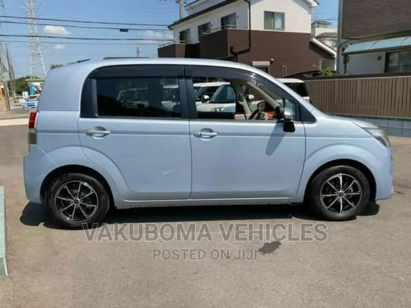 Toyota Spade 2012 Blue