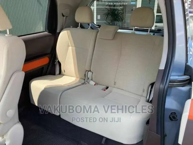 Toyota Spade 2012 Blue