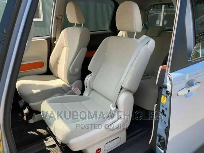 Toyota Spade 2012 Blue