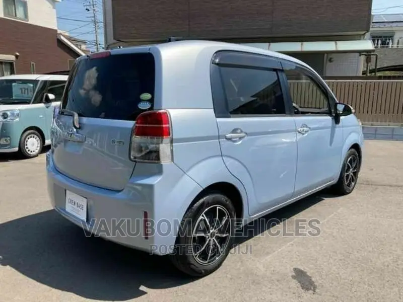 Toyota Spade 2012 Blue