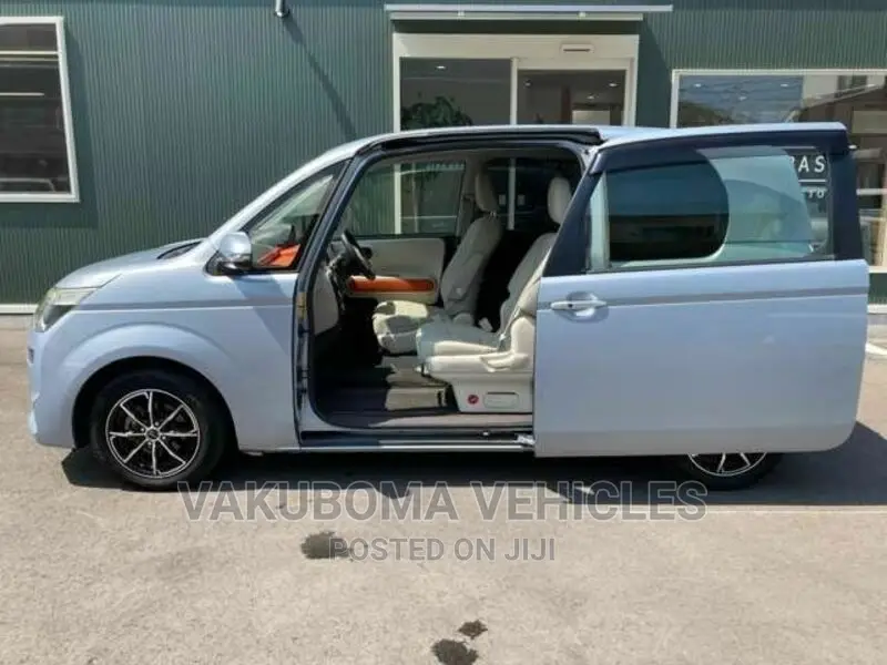 Toyota Spade 2012 Blue