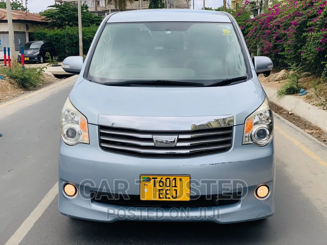 Toyota Noah 2.0 158hp AWD (7 Seater) 2012 Silver