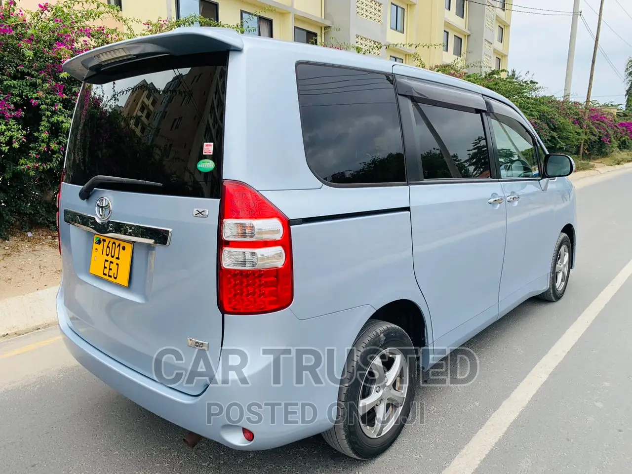 Toyota Noah 2.0 158hp AWD (7 Seater) 2012 Silver