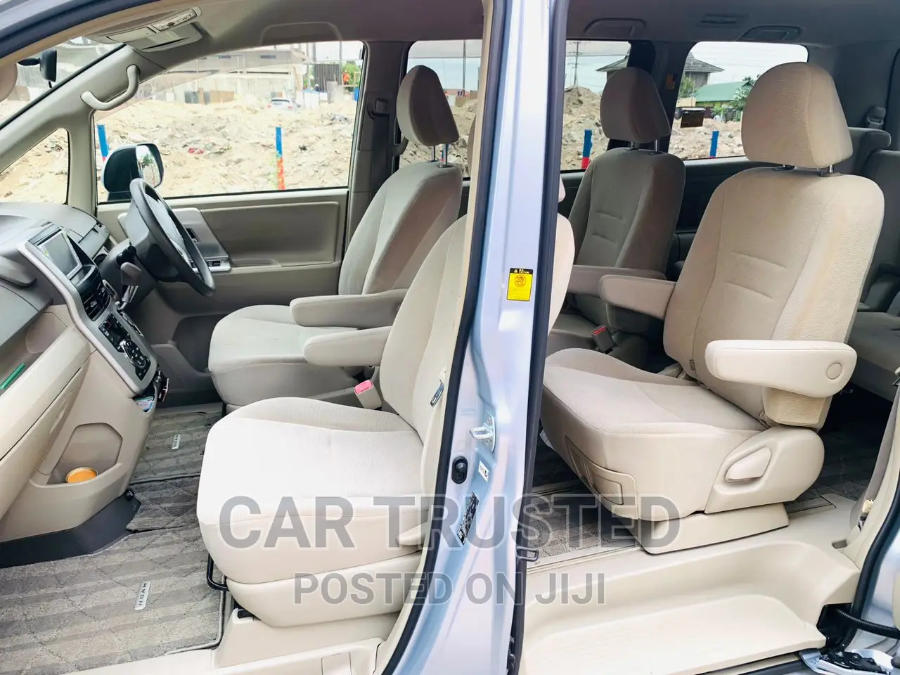 Toyota Noah 2.0 158hp AWD (7 Seater) 2012 Silver