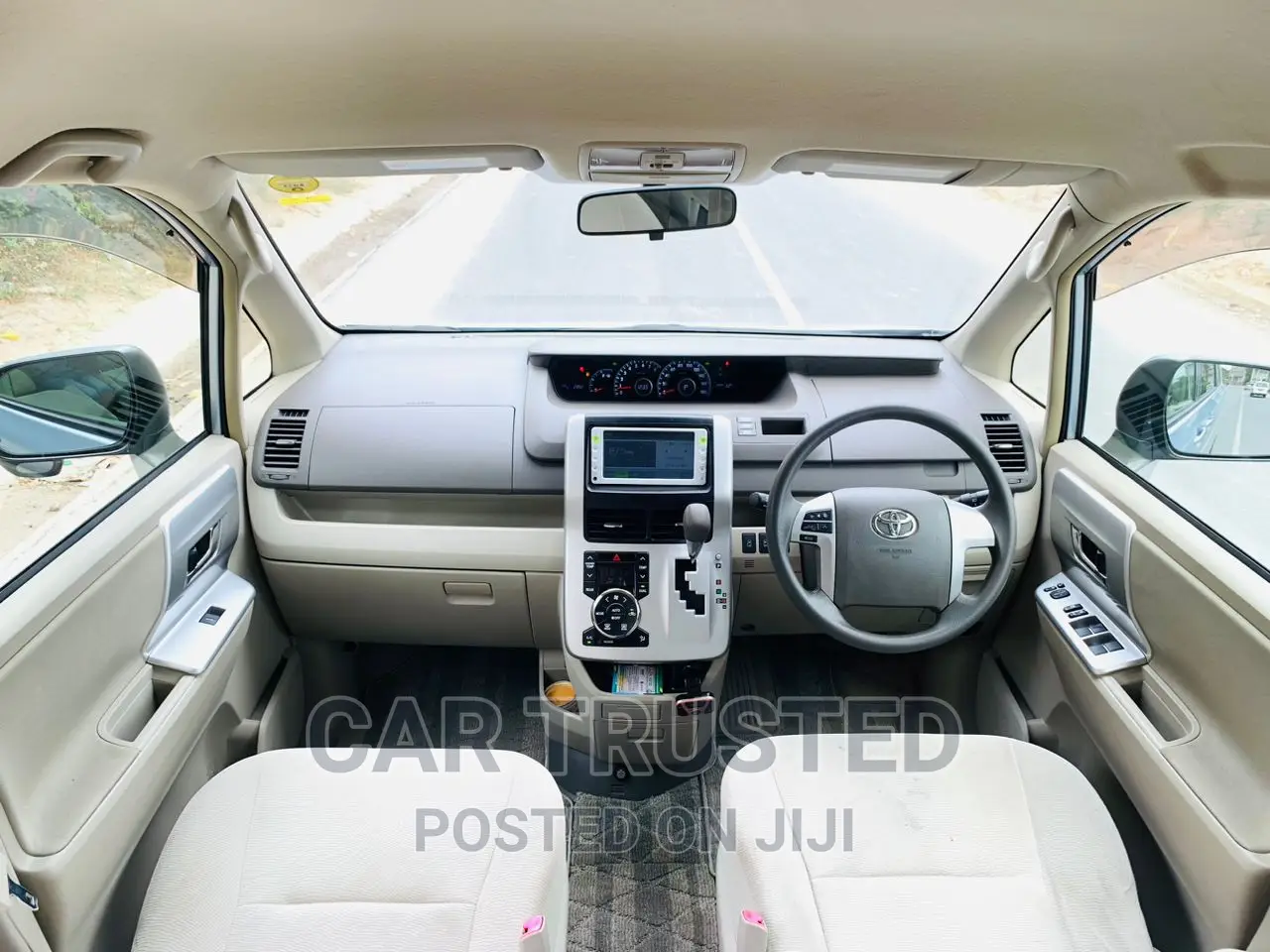 Toyota Noah 2.0 158hp AWD (7 Seater) 2012 Silver