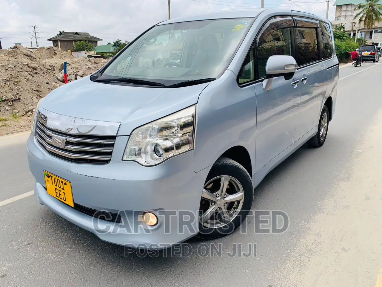 Toyota Noah 2.0 158hp AWD (7 Seater) 2012 Silver