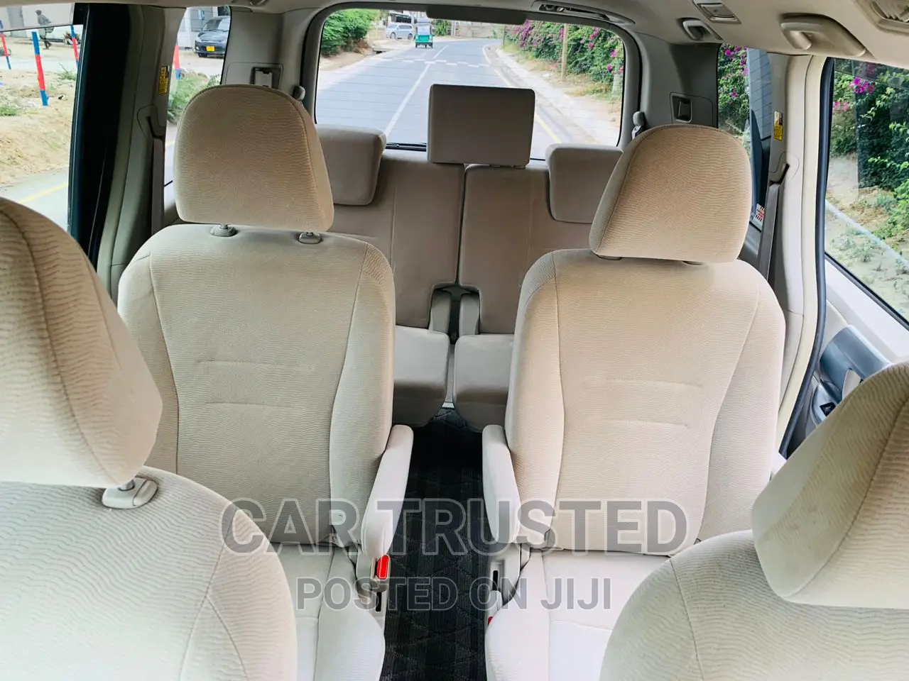 Toyota Noah 2.0 158hp AWD (7 Seater) 2012 Silver
