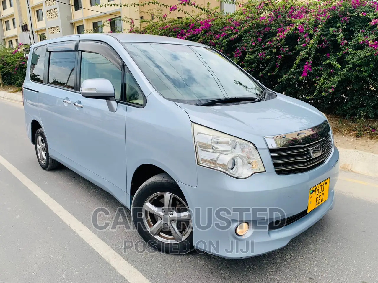 Toyota Noah 2.0 158hp AWD (7 Seater) 2012 Silver