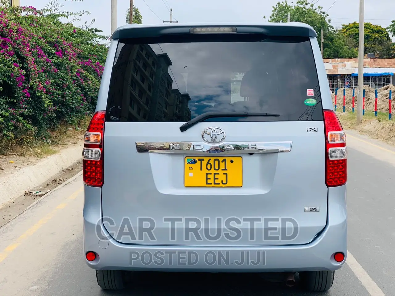 Toyota Noah 2.0 158hp AWD (7 Seater) 2012 Silver