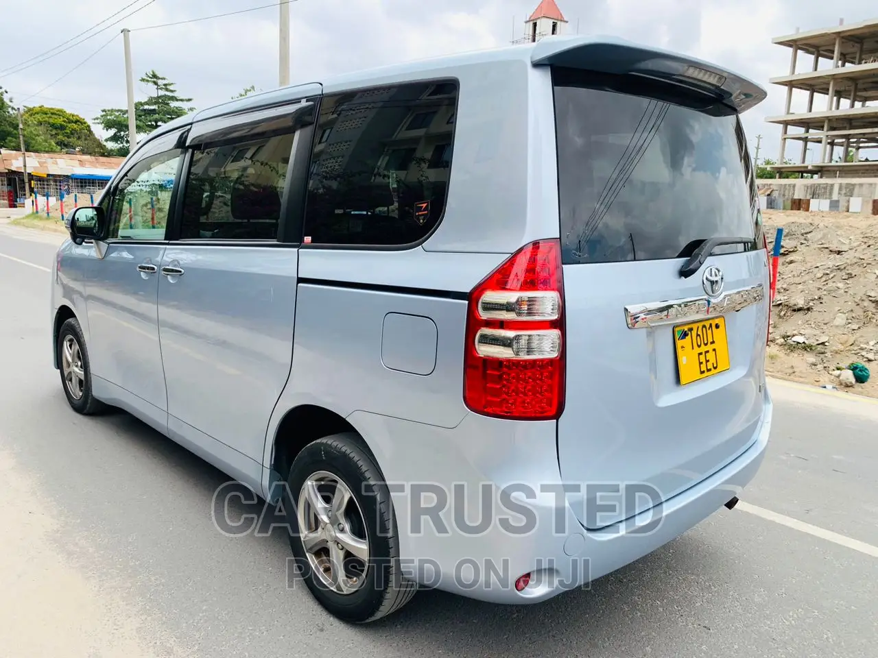 Toyota Noah 2.0 158hp AWD (7 Seater) 2012 Silver