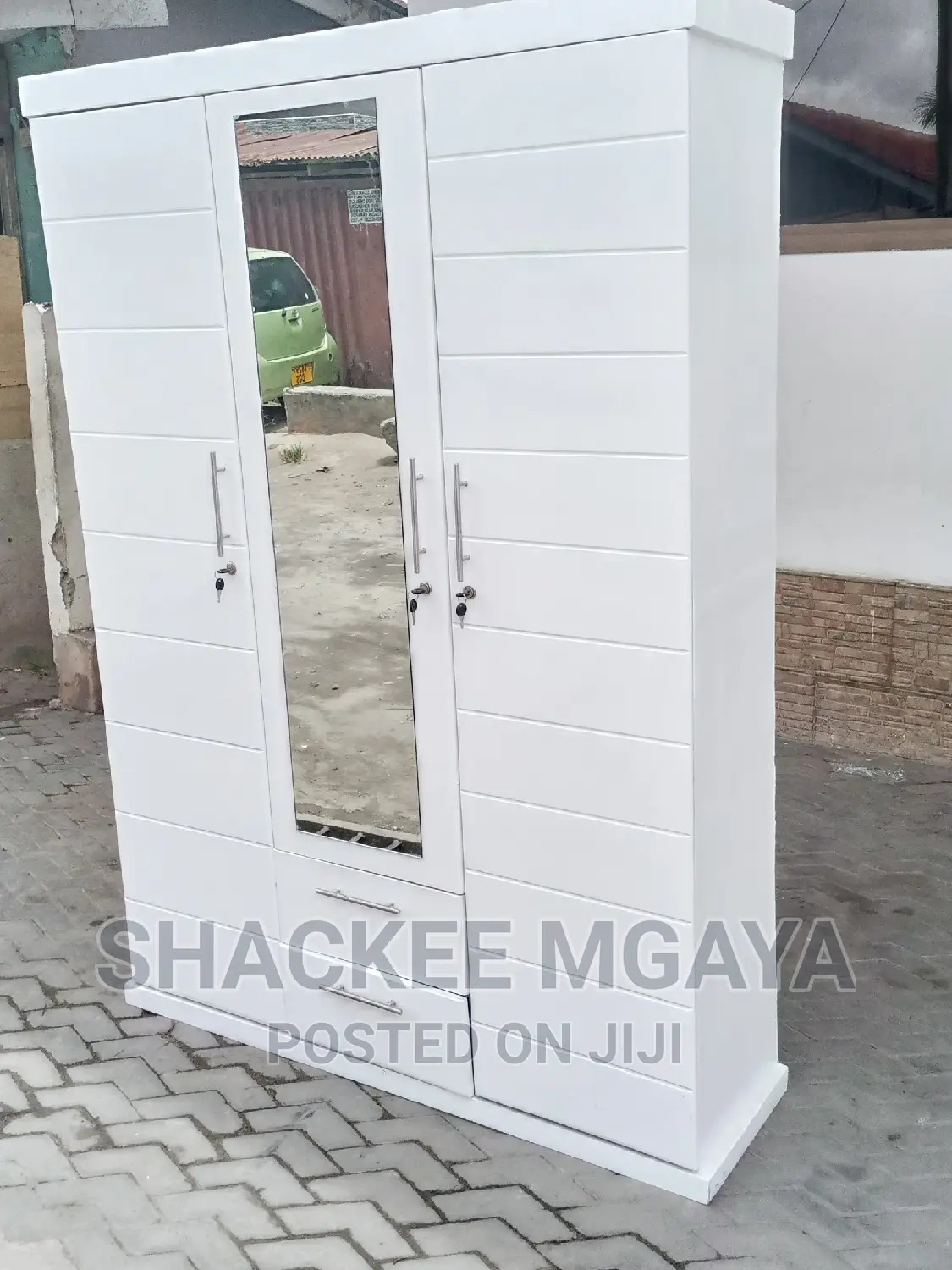 Kabati La Milango Mitatu