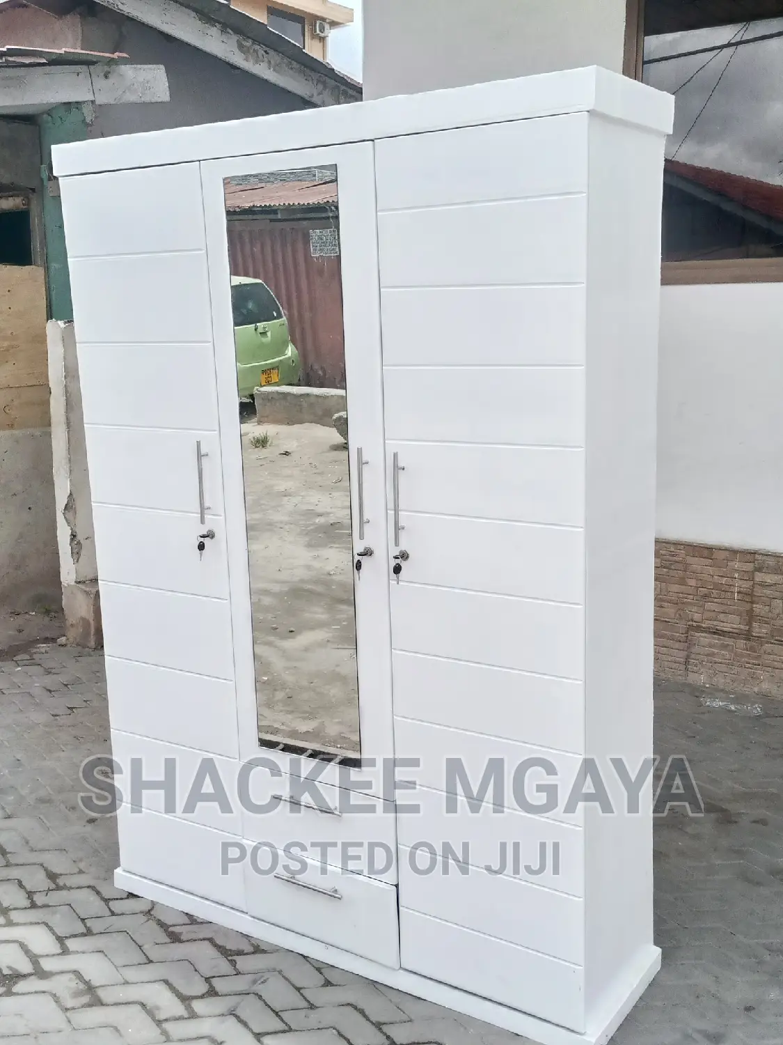 Kabati La Milango Mitatu