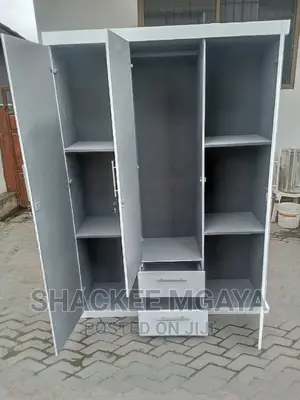 Kabati La Milango Mitatu