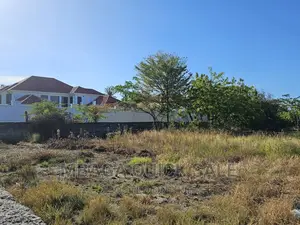 Kiwanja Kinauzwa Bahari Beach