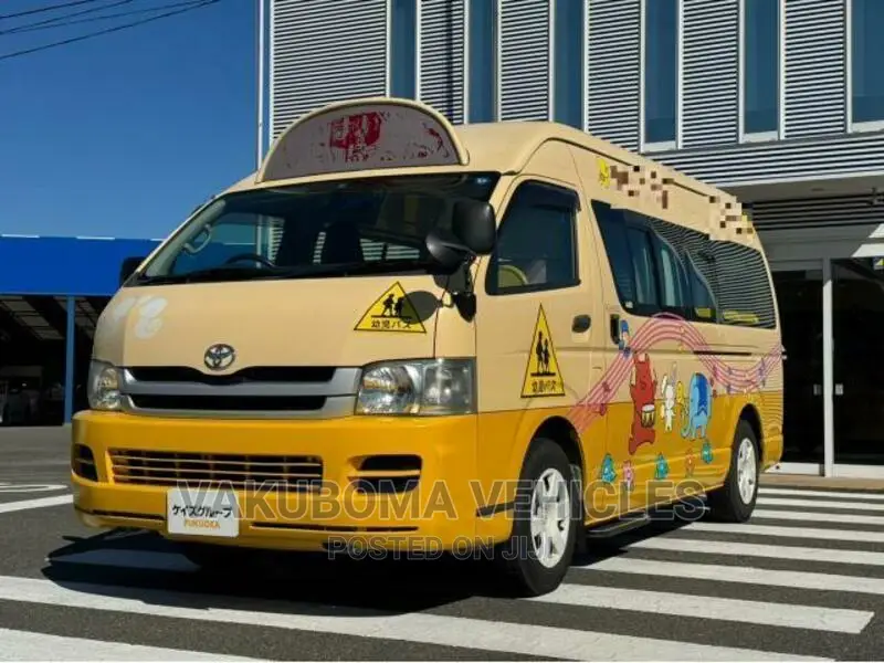 Toyota HiAce 2010 Yellow