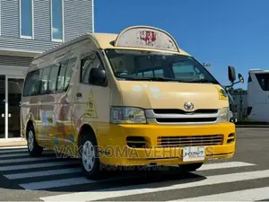 Toyota HiAce 2010 Yellow