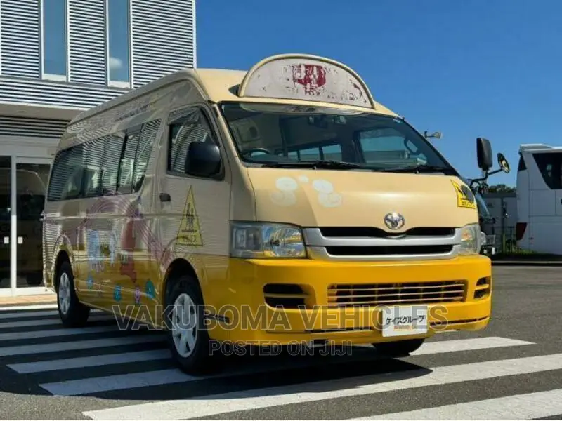 Toyota HiAce 2010 Yellow
