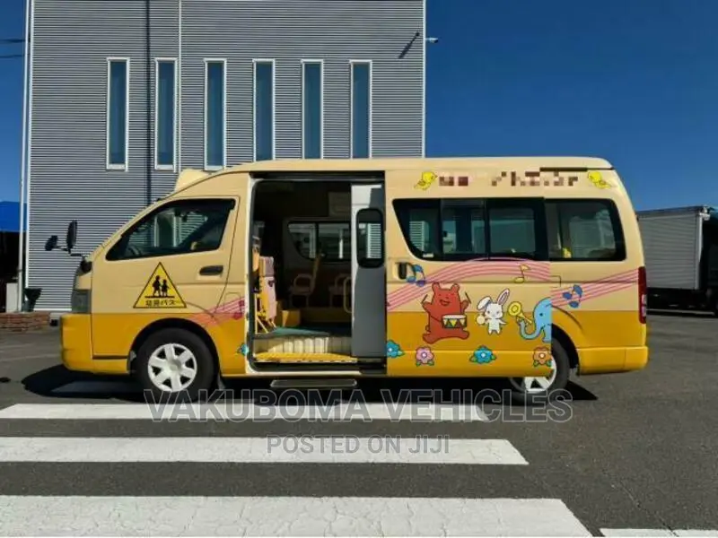 Toyota HiAce 2010 Yellow
