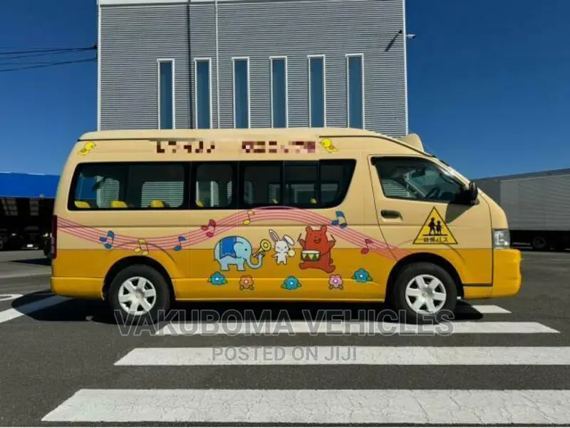Toyota HiAce 2010 Yellow