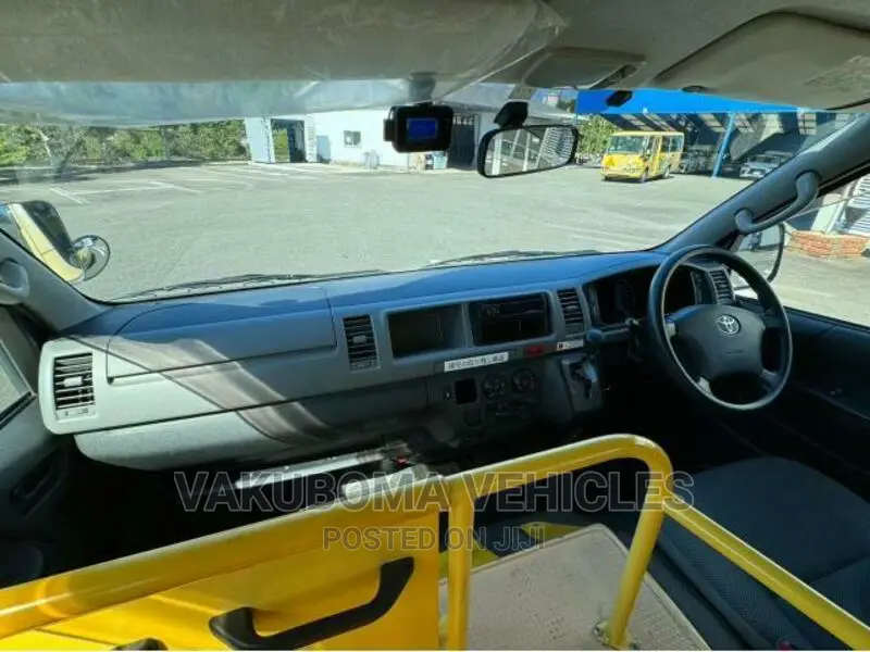 Toyota HiAce 2010 Yellow