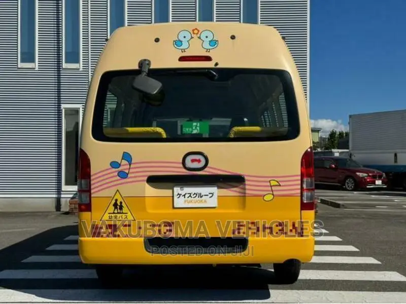 Toyota HiAce 2010 Yellow