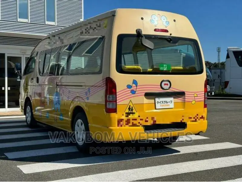 Toyota HiAce 2010 Yellow