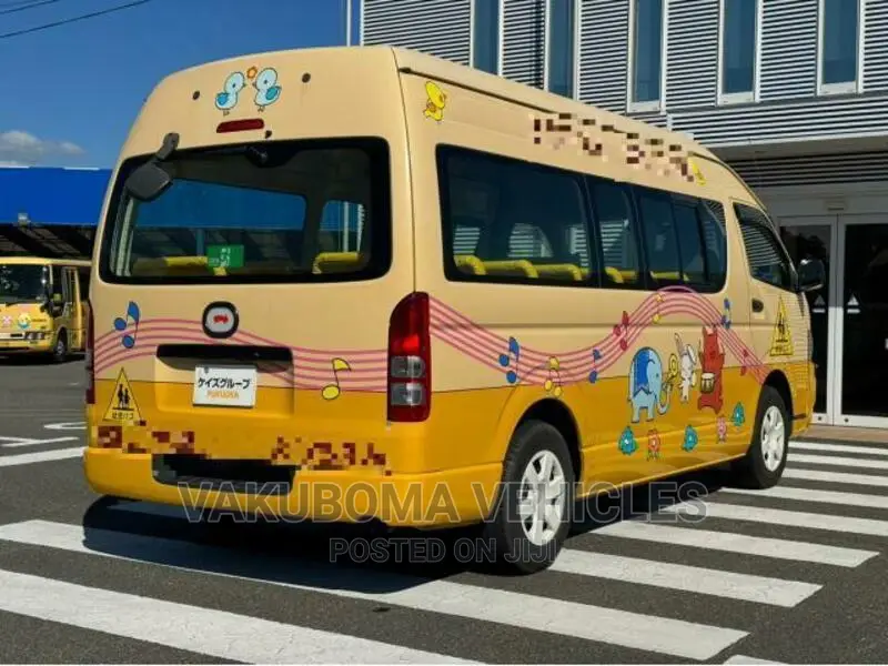 Toyota HiAce 2010 Yellow