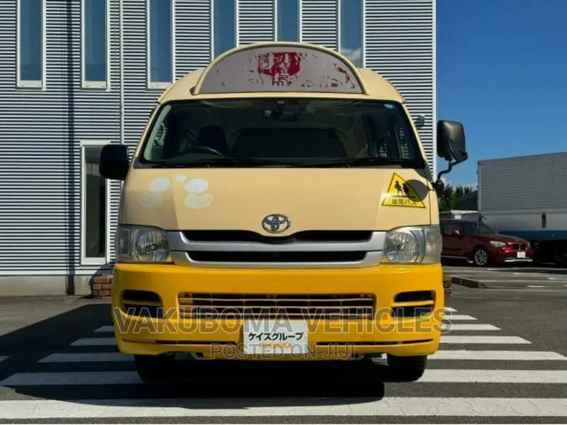 Toyota HiAce 2010 Yellow
