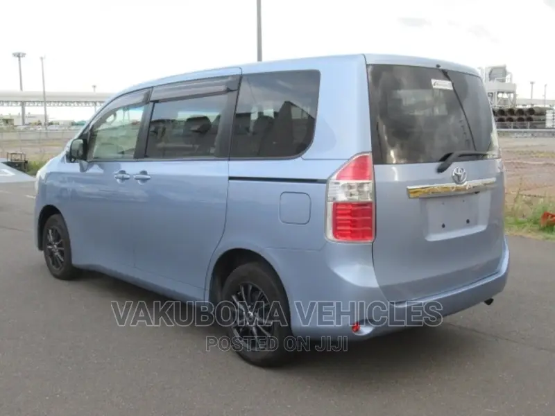 Toyota Noah 2007 Blue