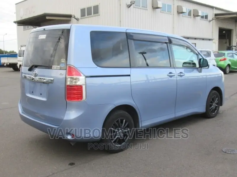 Toyota Noah 2007 Blue