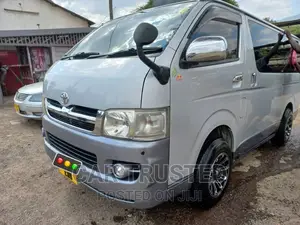 Toyota Quantum 2010 White