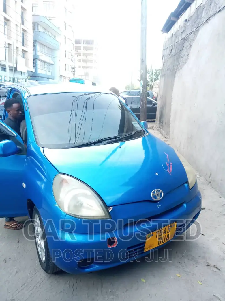 Toyota Fun Cargo 2004 Blue