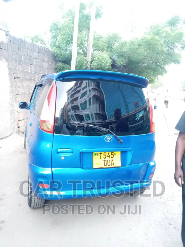 Toyota Fun Cargo 2004 Blue