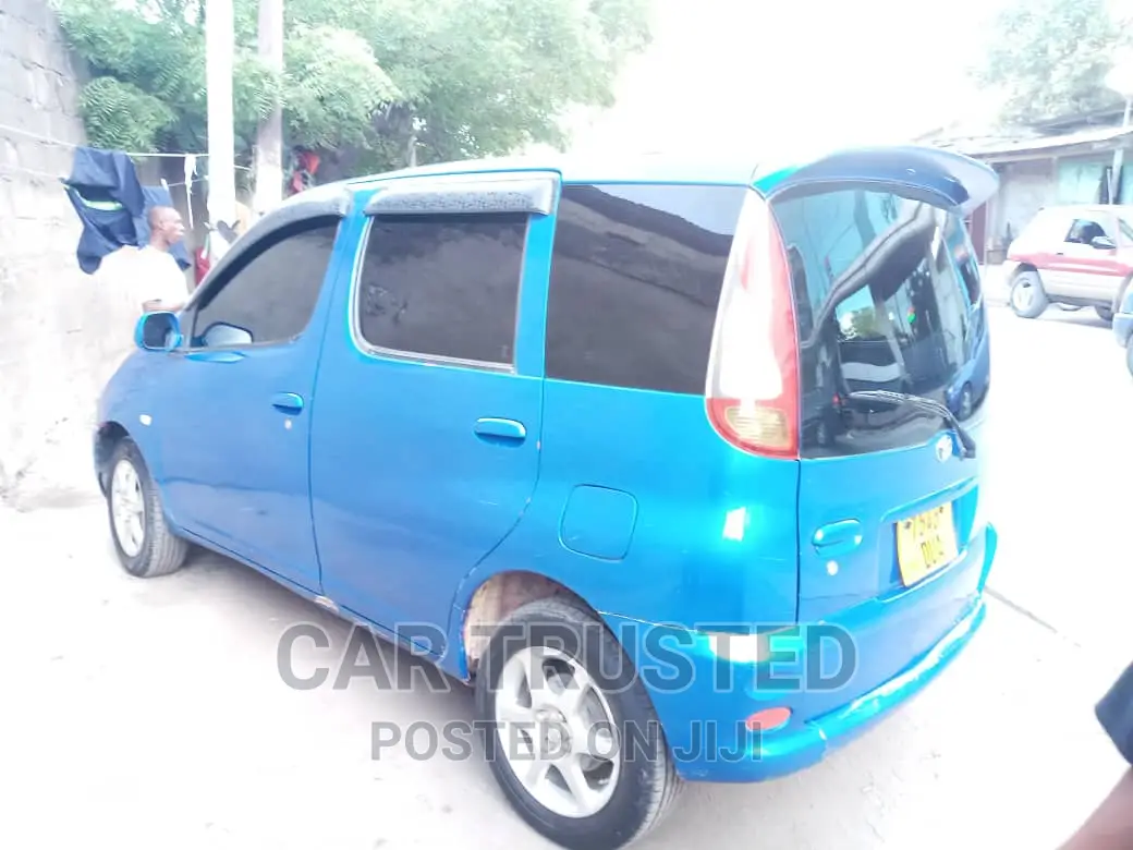 Toyota Fun Cargo 2004 Blue